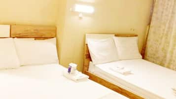 Habitación triple Confort, varias camas, para no fumadores | Espacio para trabajar con laptop, cortinas blackout y wifi gratis