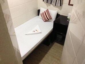 Deluxe Single Room | 1 bedroom, laptop workspace, blackout drapes, free WiFi