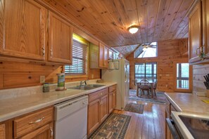 House, 4 Bedrooms, Non Smoking | Private kitchen