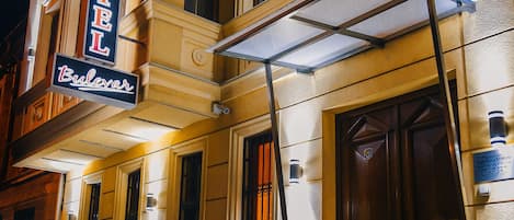 Overnatningsstedets facade – aften/nat