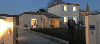 Beautiful new villa with garden and pool between vineyards and scrubland