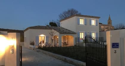 Schöne neue Villa mit Garten und Pool zwischen Weinbergen und Buschland