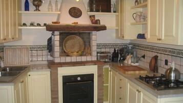 Frigorifero, forno, piano cottura, macchina per tè/caffè