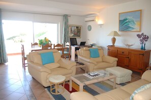 Smart TV, reproductor de DVD, libros y estéreo