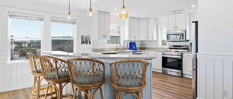 Refrigerador con congelador, microondas, horno y parrilla de estufa