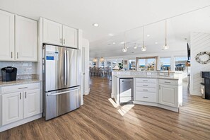 Refrigerador con congelador, microondas, horno y parrilla de estufa 