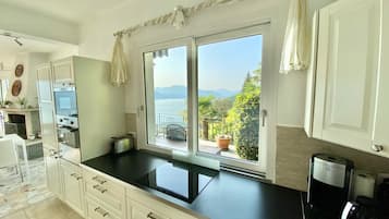 Frigorifero, microonde, piano cottura, lavastoviglie