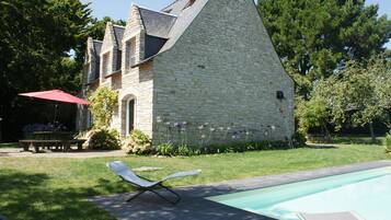 Een verwarmd zwembad