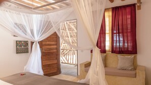 Familie suite, 2 slaapkamers, uitzicht op zee | Een kluis op de kamer, beddengoed