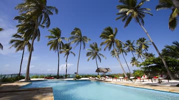 Piscine extérieure, chaises longues