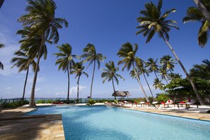 Een buitenzwembad en ligstoelen