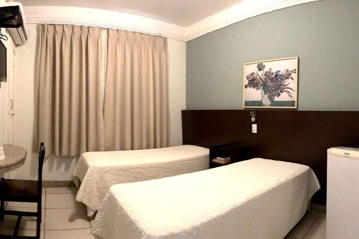 Phòng đơn, quang cảnh hồ bơi | Minibar, két bảo mật tại phòng, màn/rèm cản sáng