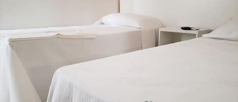 Chambre Triple | Minibar, coffres-forts dans les chambres, bureau, rideaux occultants