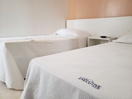 Quarto triplo | Frigobar, cofres nos quartos, escrivaninha, cortinas blackout