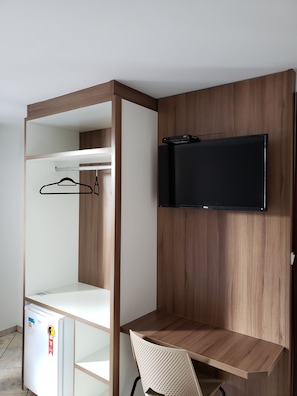 Triple Room | Minibar, in-room safe, desk, blackout drapes - Executive Plaza Hotel (Nucleo Bandeirante)