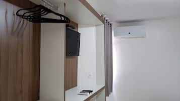 Quarto casal, 1 cama de casal, para não fumantes | Frigobar, cofres nos quartos, escrivaninha, cortinas blackout