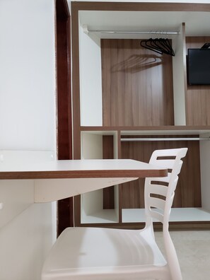 Habitación doble, 1 cama matrimonial, para no fumadores | Minibar, caja de seguridad en la habitación y escritorio 
