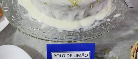 A dessert called bolo de limão on a glass plate with a label.