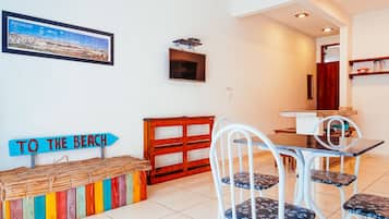 Apartamento, 2 camas dobles, no fumadores | Zona de estar | Una televisión LCD