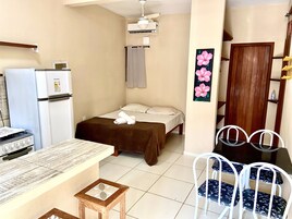 Standard-stúdíóíbúð | Myrkratjöld/-gardínur, straujárn/strauborð, ókeypis þráðlaus nettenging