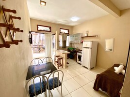 Standard-stúdíóíbúð | Myrkratjöld/-gardínur, straujárn/strauborð, ókeypis þráðlaus nettenging