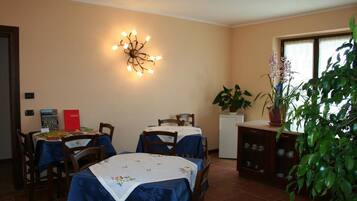 TĂ€gliches inbegriffenes FrĂŒhstĂŒcksbuffet