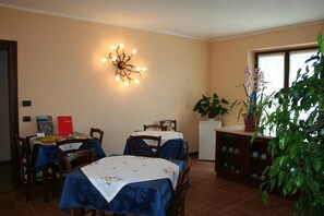 Café da manhã com buffet grátis todos os dias