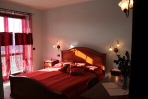 Escrivaninha, espaço de trabalho para notebook, Wi-Fi de cortesia