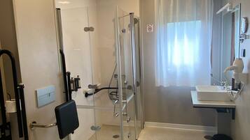 Un baño moderno con inodoro, ducha y lavamanos.