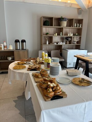 Free daily continental breakfast