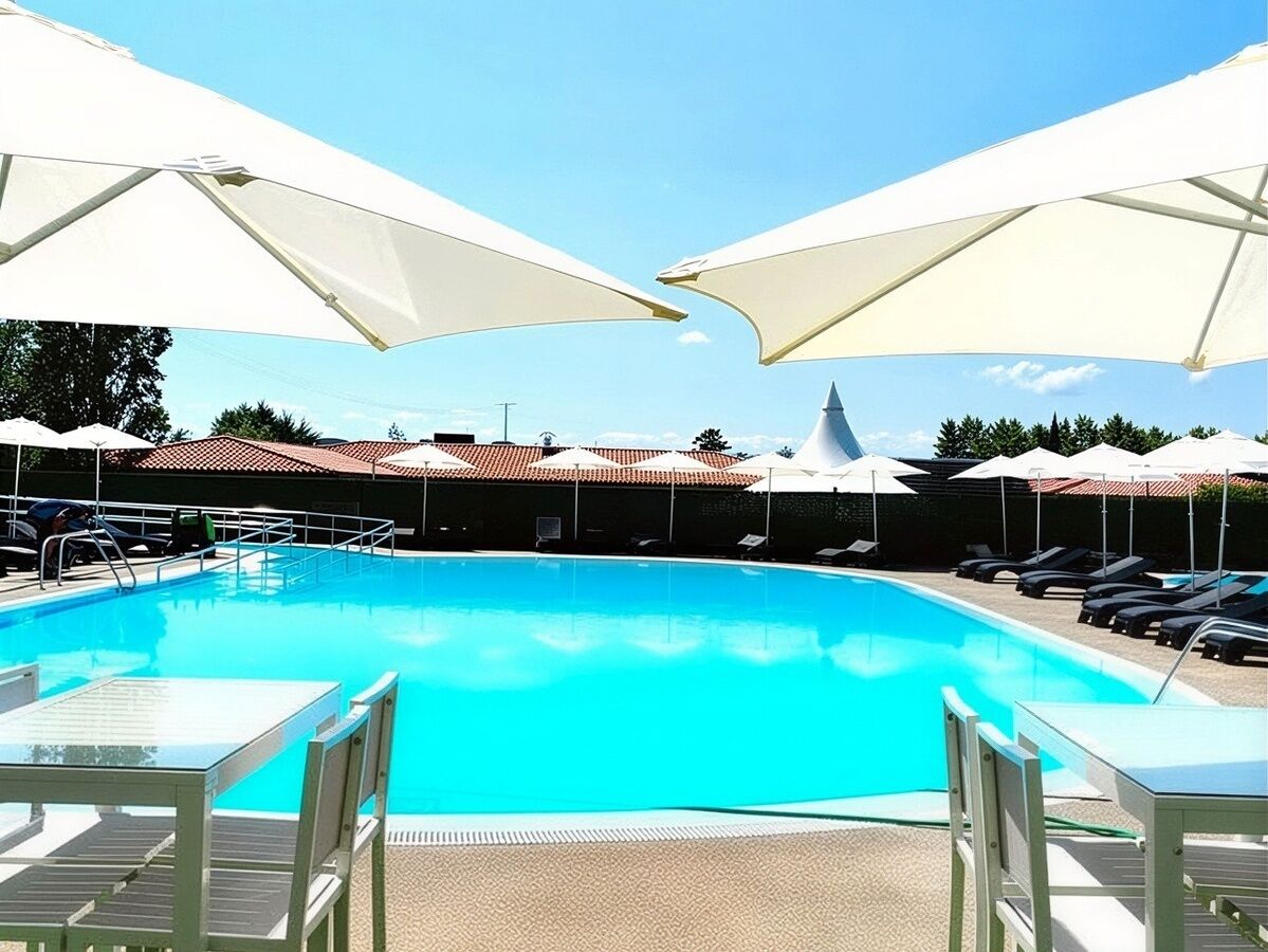 Una piscina al aire libre de temporada