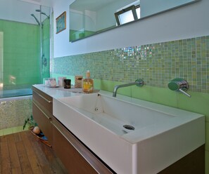 Tina con regadera, secadora de cabello, bidet, toallas
