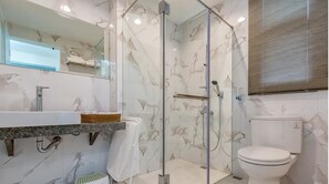 Habitación doble | Baño | Amenidades de baño gratuitas, secadora de cabello, pantuflas, toallas