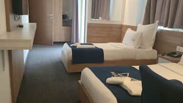 Habitación básica con 2 camas individuales, 2 camas individuales, no fumadores | Minibar, caja fuerte, escritorio y cortinas opacas