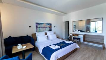 Chambre Double Deluxe, vue mer | Minibar, coffres-forts dans les chambres, bureau, rideaux occultants