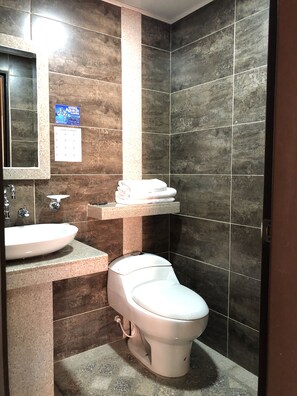 Kamar Triple, Beberapa Tempat Tidur, Bebas Asap Rokok | Kamar mandi | Shower, perlengkapan mandi gratis,  dan handuk
