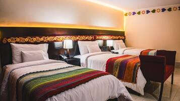 Standard trippelrum - 3 enkelsängar - balkong | Skrivbord, arbetsyta för laptop, mörkläggningsgardiner och gratis wi-fi