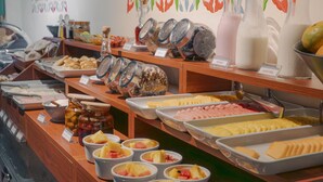 A buffet with various food items and a chalkboard with health-related text. - Altipacha Ayacucho Hotel (Ayacucho)