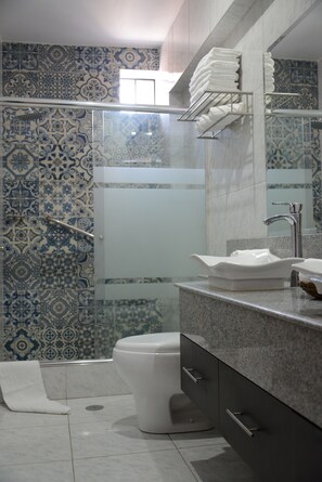 Quarto casal luxo | Banheiro | Chuveiro, chuveiro com efeito de chuva, produtos de toalete grátis 