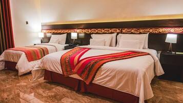 Familjerum | Skrivbord, arbetsyta för laptop, mörkläggningsgardiner och gratis wi-fi