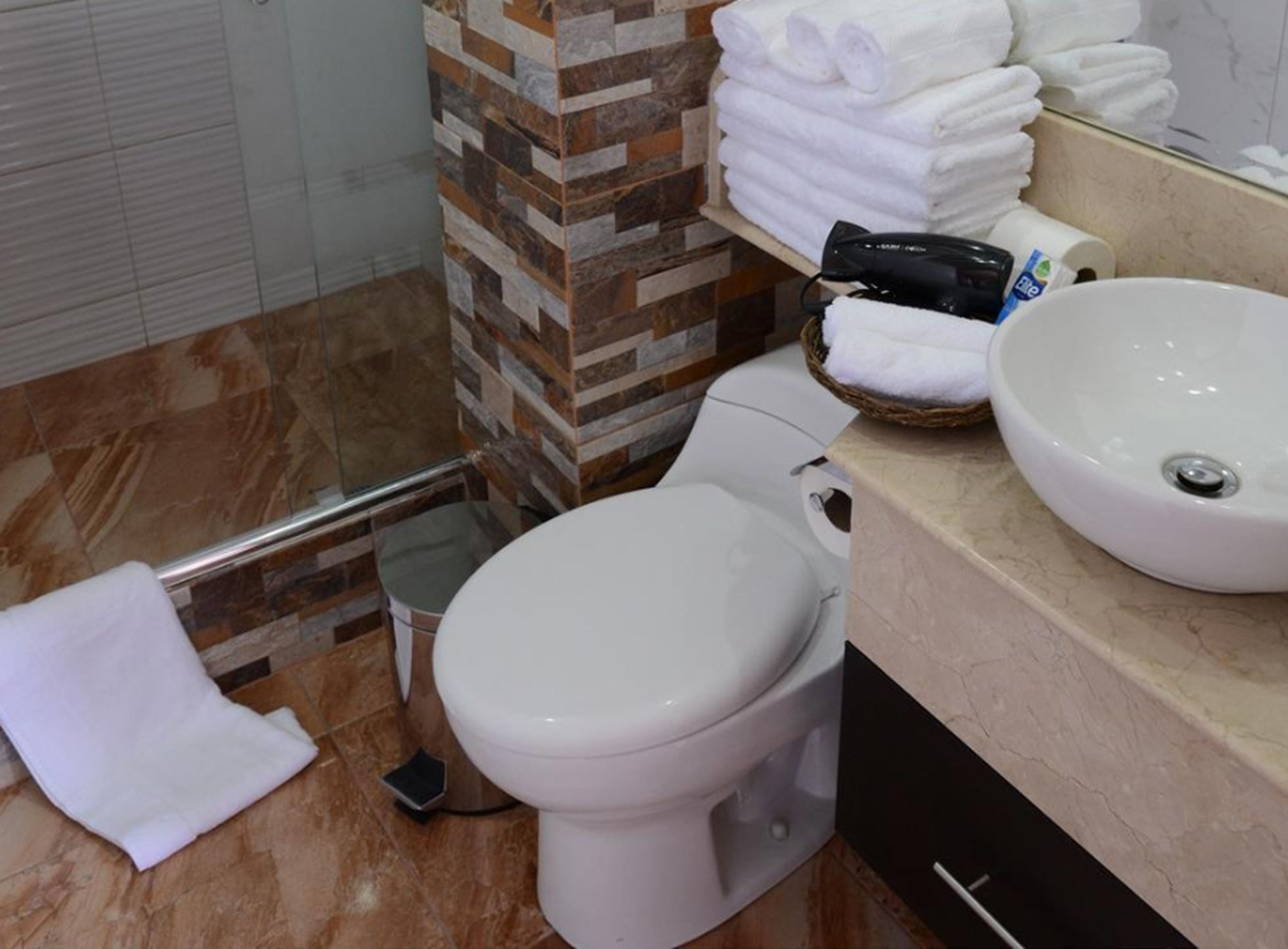 shower, rainfall showerhead, free toiletries, hair dryer