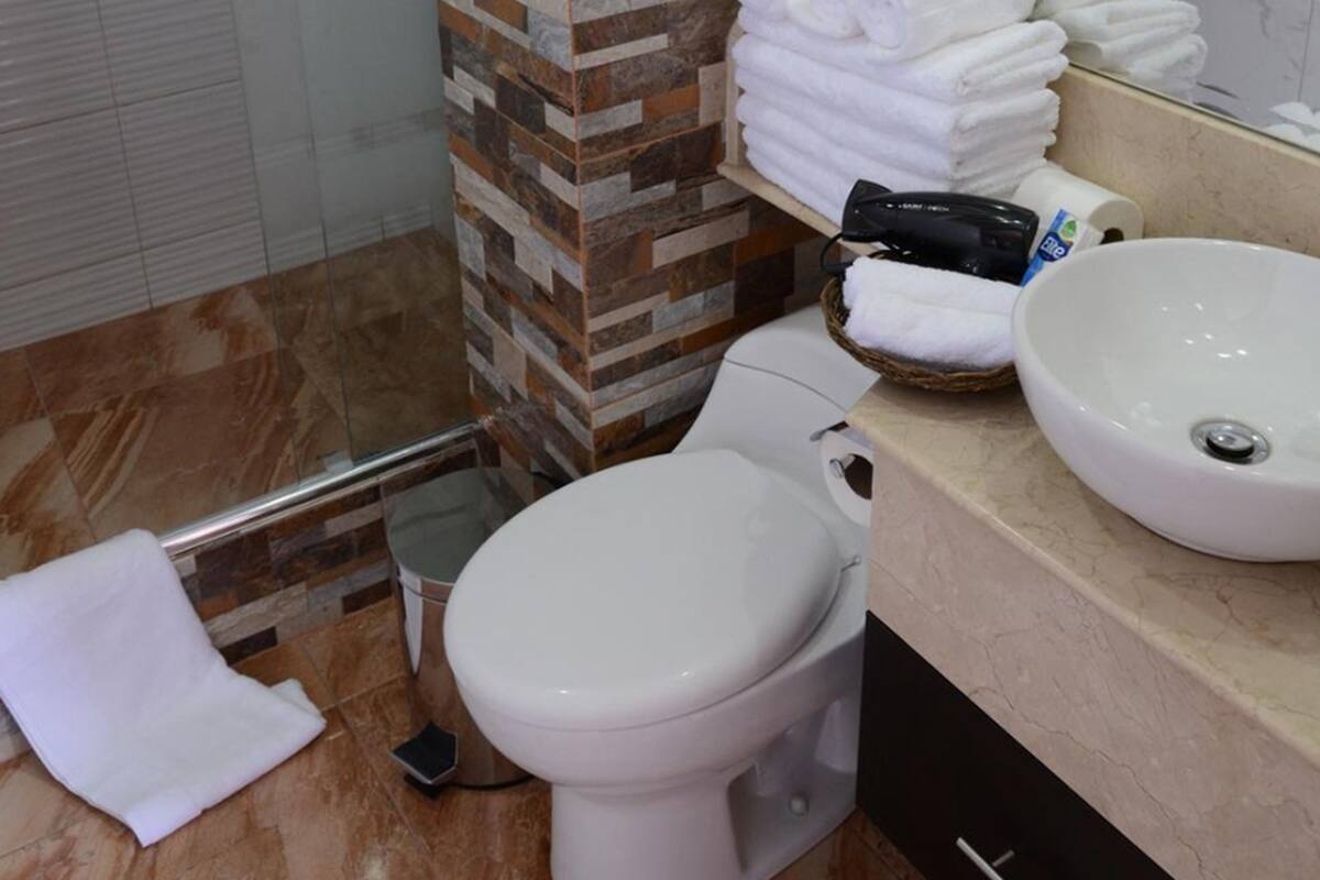 shower, rainfall showerhead, free toiletries, hair dryer