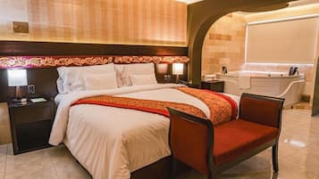 Suite estudio junior | Escritorio, espacio para trabajar con laptop y cortinas blackout