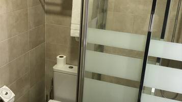Phòng đôi | Phòng tắm | Buồng tắm vòi sen, đồ dùng nhà tắm miễn phí, máy sấy tóc, khăn tắm