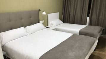 Desk, soundproofing, free WiFi, bed sheets