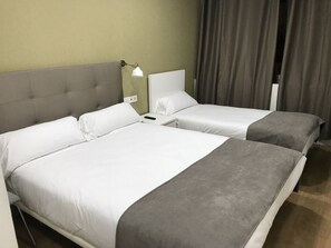 Desk, soundproofing, free WiFi, bed sheets - Lidar Hotel (Bilbao)