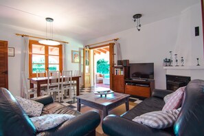 TV, DVD player, books, stereo