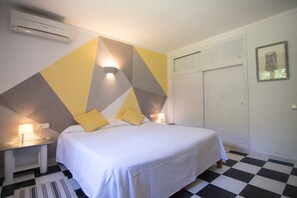 3 bedrooms, in-room safe, iron/ironing board, travel crib