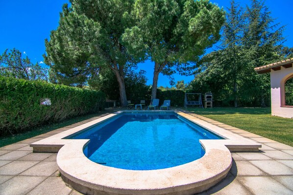 Outdoor pool, pool loungers