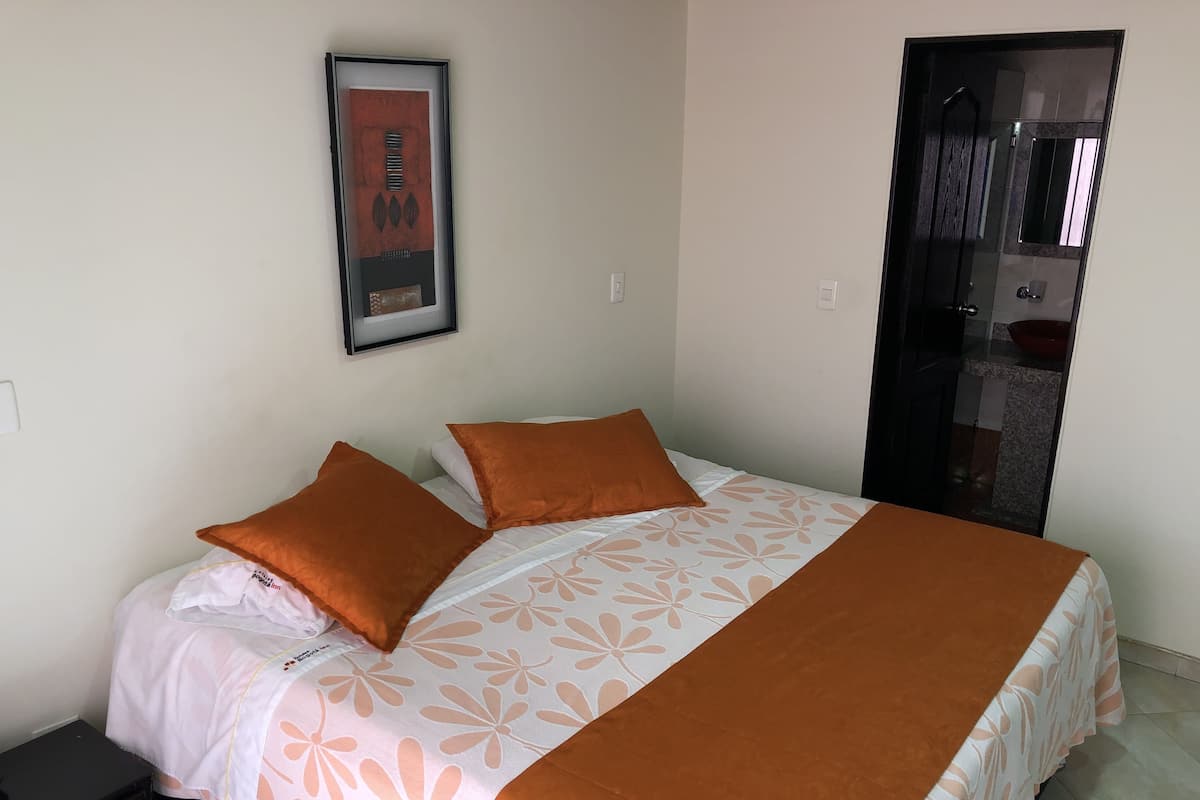 Ropa de cama de alta calidad y caja de seguridad en la habitación